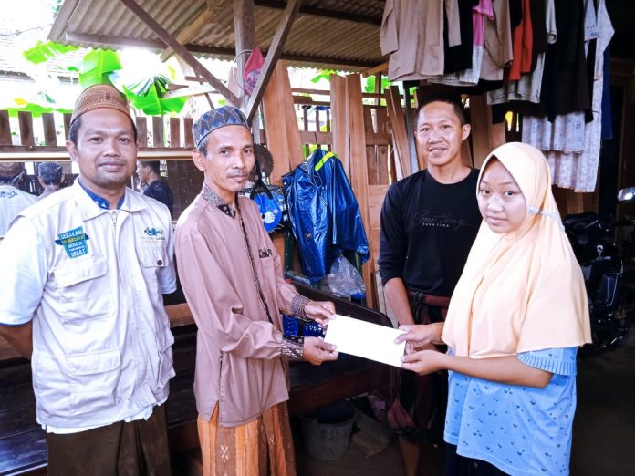Penyerahan bantuan dari Lazisnu bagi warga kurang mampu