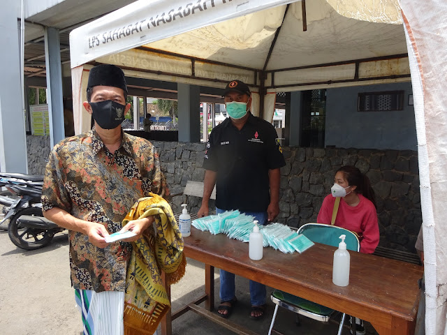 Gusdurian Ganti Bagikan Masker Kepada Jamaah Shalat Jumat Masjid Agung Pati