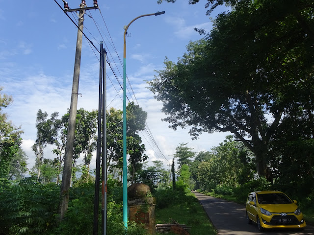 Jaringan lampu penerangan jalan umum (PJU) di pinggir jalan Tlogowungu-Guwo