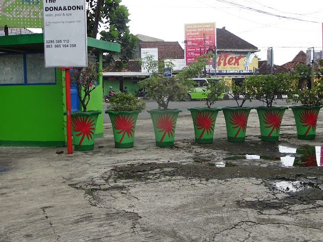 Di belakang pos penjagaan lampu pengatur lalu lintas perempatan Puri yang selama ini tidak berfungsi sering mejadi tempat untuk menerobos pengguna jalan dari selatan yang hendak belok kanan (ke timur) meski lampu menyala merah.(Foto:SN/aed)