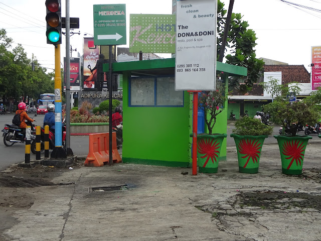 Pengguna Jalan dari Selatan Lampu Merah Puri yang Hendak Belok Kanan Tak Bisa Main Terobos