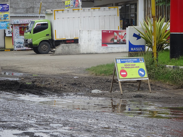 Rambu Pengalihan Arus Lalu Lintas di Ruas Jalan Pati-Gabus Disingkirkan