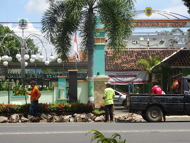 DLH Buka Akses Jalan untuk Manuver Kendaraan Pengangkut Sampah