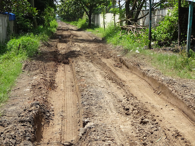 Akses Jalan ke Lorong Indah Rusak Parah