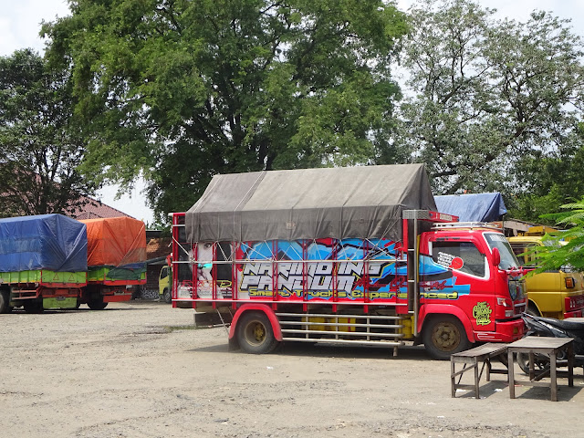 Lokasi bekas Terminal Juwan yang saat ini sudah berubah fungsi, tidak jelas bagaimana pengelolaannnya, tapi sudah lama dimanfaatkan untuk mangkal truk.(Foto:SN/aed)