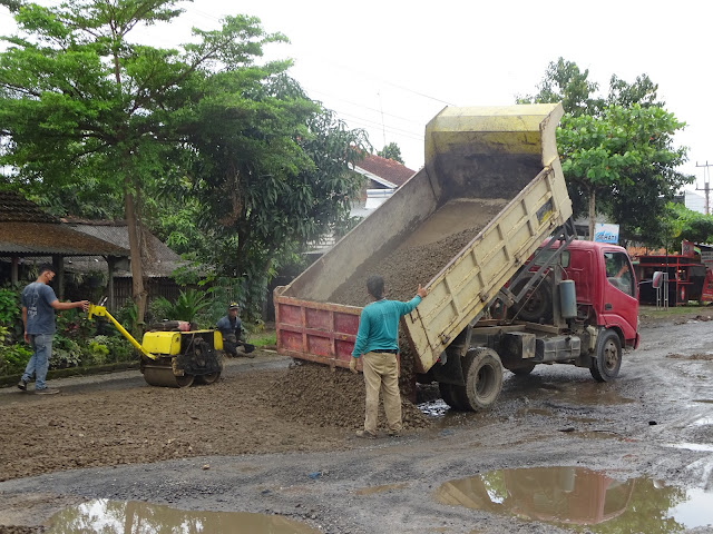 Tenaga dari Bidang Binamarga DPUPR Kabupaten Pati, Selasa (22/Maret) 2022 hari ini harus melaksanakan pekerjaan di ruas jalan Pati-Gabus, tepatnya di depan SPBU Ngantru, Desa Gajahmati, Kecamatan Pati, yang sudah ditenderkan.(Foto:SN/aed)