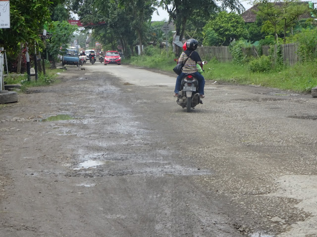Beginilah kondisi sehari-hari warga yang melintas di ruas jalan Pati-Gabus yang harus memilah jalan yang aman sampai jauh ke tepi bahu jalan.(Foto:SN/aed)