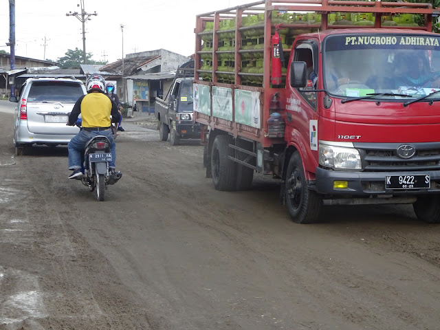 Lokasi pekerjaan di ruas jalan Pati-Gabus yang hanya sehari dikerjakan rekanan penyedia jasa (atas) dan ujung ruas jalan tersebut, di depan SPBU Ngantru yang dikerjakan Seksi Pemeliharaan Bidang Binamarga DPUPR Kabupaten Pati (bawah).(Foto:SN/aed)