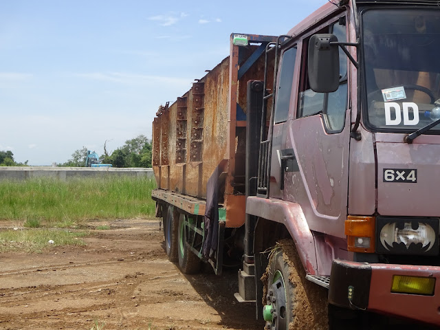 Satu unit ekskavator jenis ''lengan panjang'' (long arm) lengkap dengan sebuah ponton sudah siap di lokasi (atas), dan satu ponton lainnya yang baru datang masih barada di atas truk pengangkut yang belum diturunkan (bawah).(Foto:SN/aed)