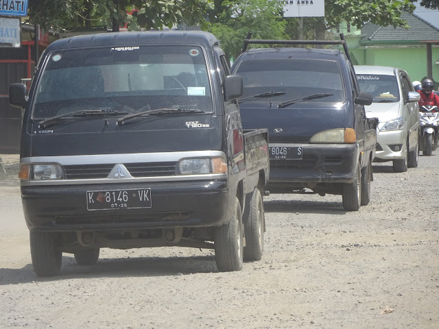 Papan nama paket pekerjaan rehabilitasi ruas jalan di ujung jalan Pati-Gabus, masuk Dukuh Ngantru, Desa Gajahmati, Kecamatan Pati, dan ruas jalan yang sama di depan SPBU setempat.(Foto:SN/aed)