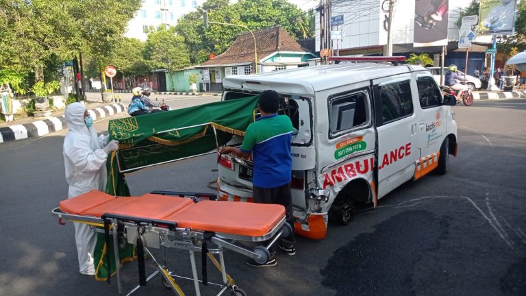 Ambulan Pembawa Jenazah Tabrakan di Perempatan Bleber Pati