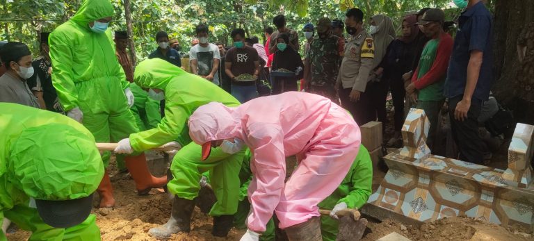 Pemakaman Jenazah Standar Protokol Covid dan Non-Covid di Sukolilo Dilakukan Bergantian