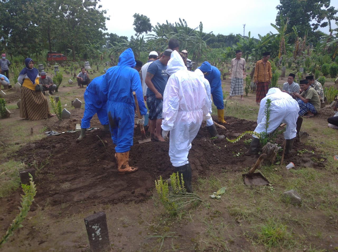 Foto suasana pemakaman jenazah styandar protokol Covid-19, Rabu (9/Maret) 2022 siang tadi di Tempat Pemakaman Umum (TPU) Desa Alasdowo, Kecamatan Dukuhseti.(Foto:SN/dok-tw)