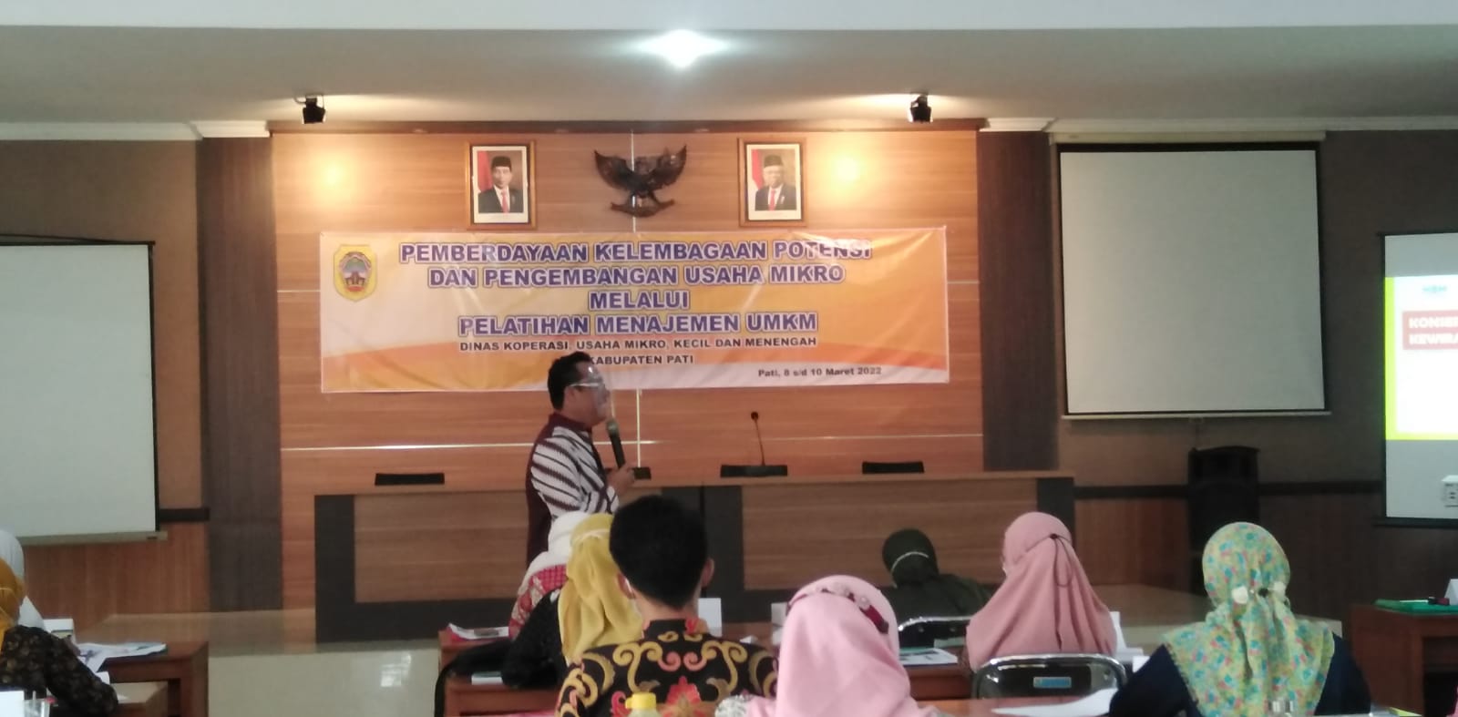 Suasana kegiatan pemberdayaan kelembagaan potensi dan pengembangan usaha mikro melalui pelatihan manajemen umkm oleh Dinkopumkm, Rabu (9/3/2022)