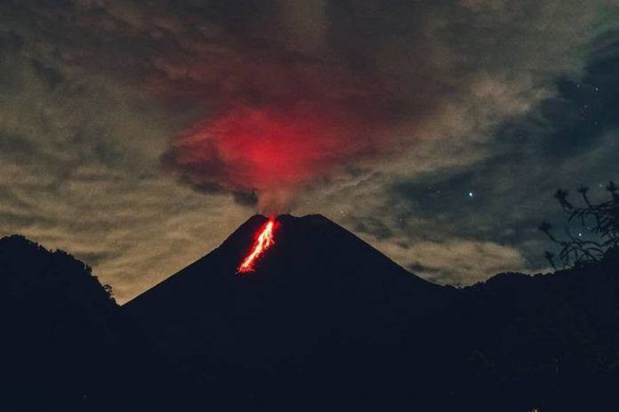 Lava pijar Gunung Merapi terlihat dari Nawang Jagad, Sleman, Yogyakarta DOK. Instagram.com/nawangjagad