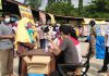 Warga sedang mengantre dalam operasi pasar untuk mendapatkan minyak goreng murah