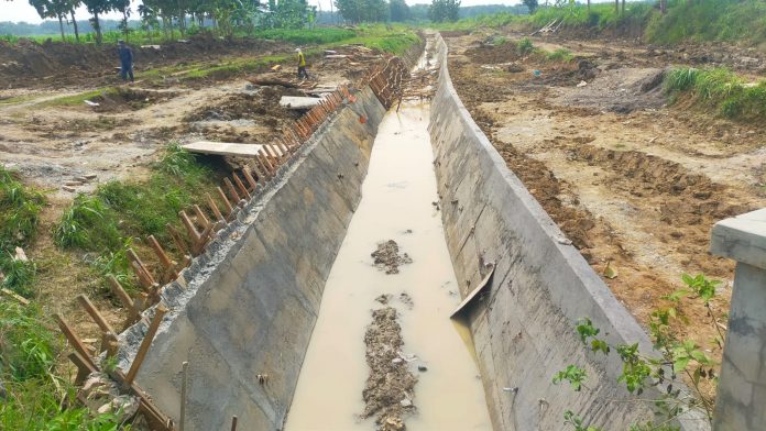 Pelaksanaan paket pekerjaan rehabilitasi jaringan irigasi D.I di lingkungan Bendung yang dananya bersumber dari IPDMIP atau Loan, di D.I Bendung Sumedang, Kecamatan Winong.(Foto:SN/dok-wid) Pelaksanaan paket pekerjaan rehabilitasi jaringan irigasi
