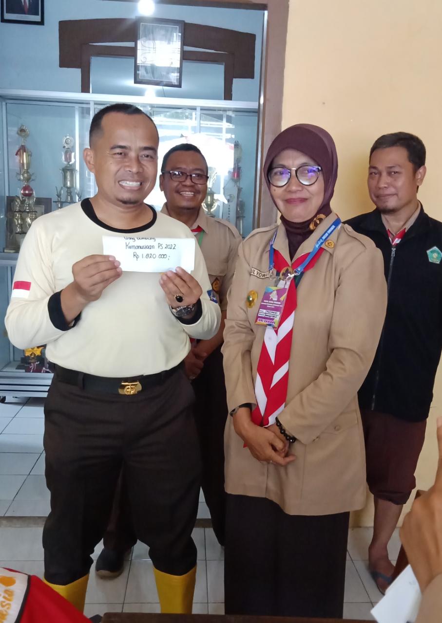 Ka Kwarcab Pati, Sugiyono saat menerima hasil bumbung kemanusian Pesta Siaga 2022.(Foto:SN/dok-mok)