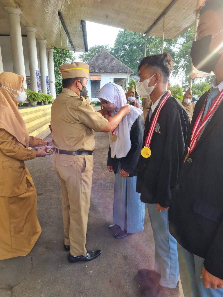 Juara di Ajang Internasional, Siswa SMA PGRI 2 Kayen Terima Penghargaan dari Cabdin