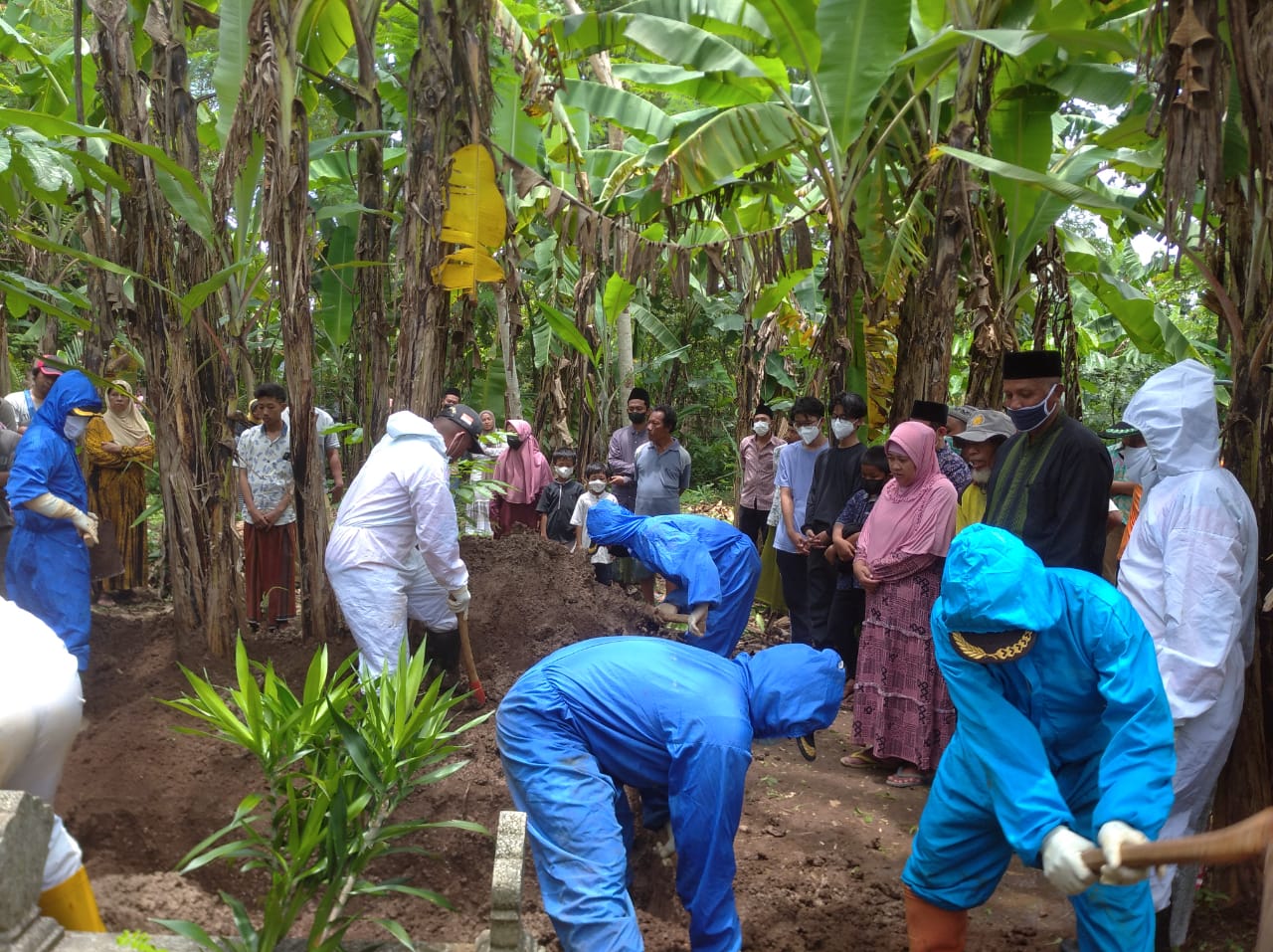 Pemakaman jenazah standar protokol Covid-19, Selasa (15/Maret) 2022 hari ini, di Desa Semerak, Kecamatan Margoyoso