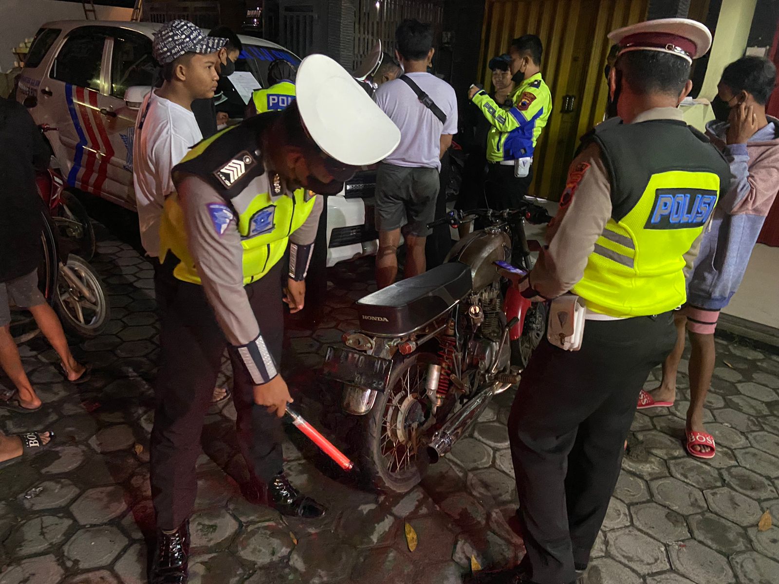 Petugas dari jajaran Satlantas Polres Pati, saat melakukan pemeriksaan terhadap sepeda motor yang berknalpot tidak standar di lokasi ruas jalan lainnya dalam Kota Pati dalam razia semalam.(Foto:SN/dok-mus)