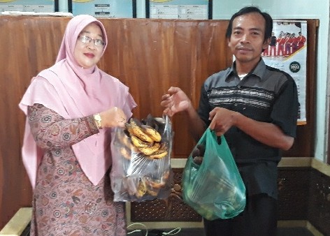 Ketua DPC Pemuda Tani HKTI Kendal, Ahmad Nasirin menyerahkan ''buah tangan'' kepada pengasuh salah sebuah panti asuhan di Kendal, Minggu (20/Maret) hari ini.(Foto:SN/dok-nas)