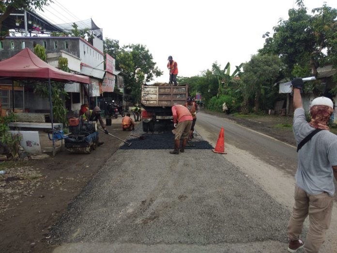 Penutupan permukaan ruas jalan yang masih maksimal dengan lapisan aspal di ruas jalan Pati-Gabus, tepatnya mulai selatan Jembatan Ngantru, di Desa Banjarsari, Kecamatan Gabus.(Foto:SN/dok-nang)