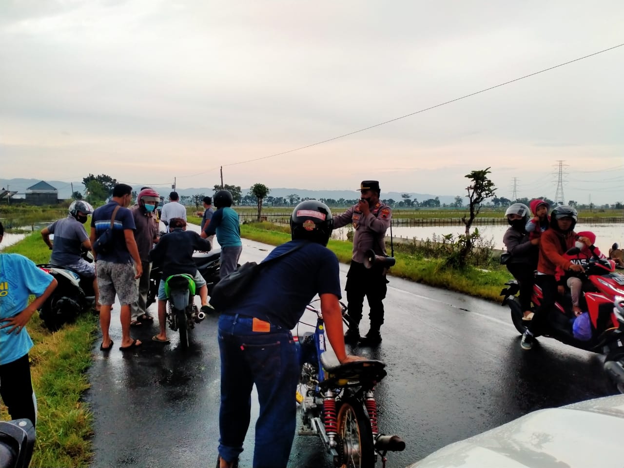 ABG yang melakukan balapan motor liar saat berada di Mapolsek Sukolilo dengan barang bukti (BB) sepeda motornya (atas) dan Kapolsek Sukolilo AKP Sahlan SH MM, di tengah kerumunan massa dan menyampaikan agar masyarakat tidak perlu tertarik melihat balapan liar itu (bawah).(Foto:SN/dok-sah) 