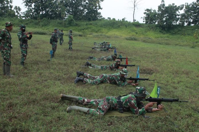 Jajaran anggota personel Kodim 0718/Pati mengikuti latihan menembak senjata ringan di lapangan Sirwendo, Rabu (23/3/2022)