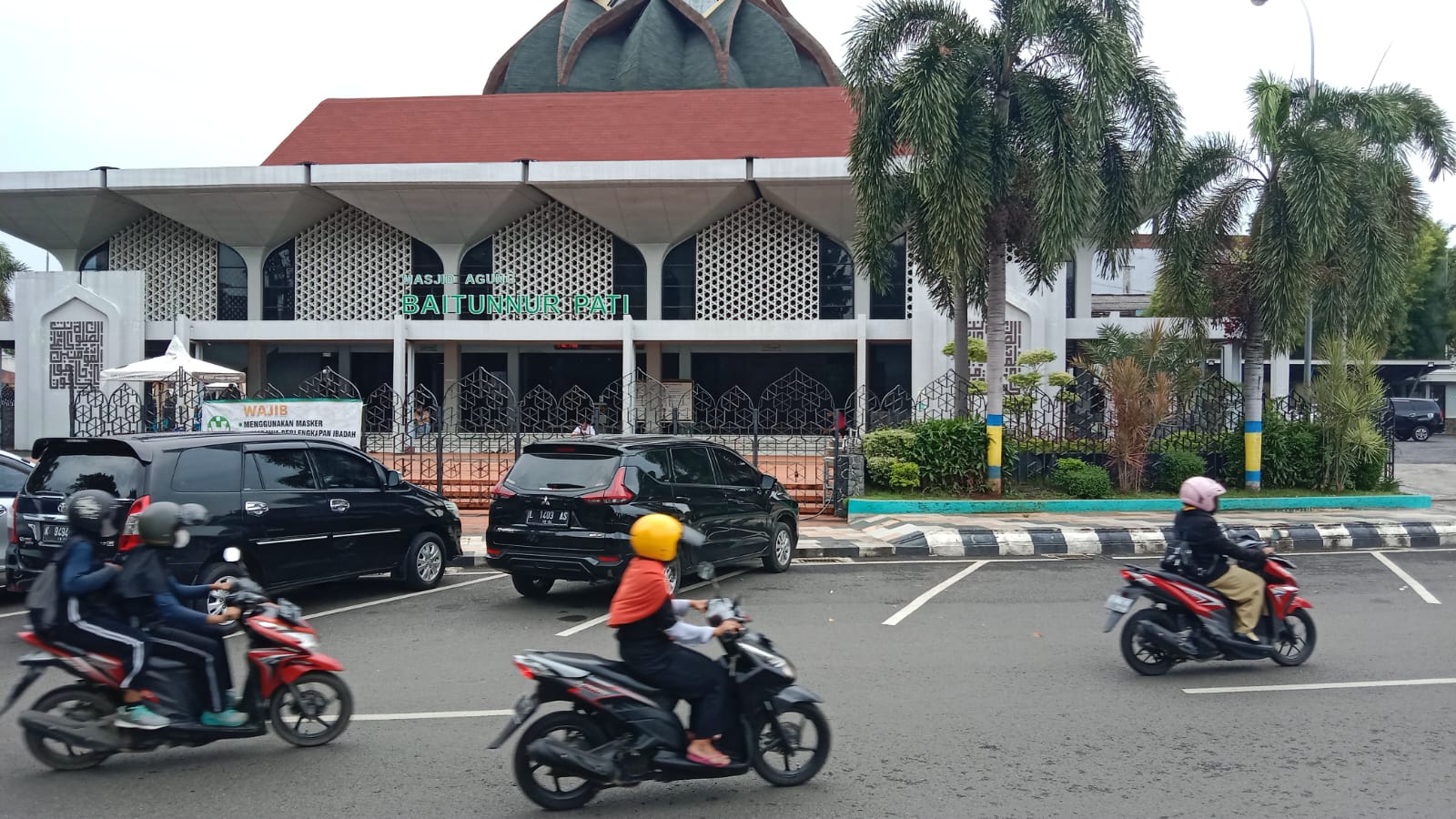 Selama hampir sepekan sebuah alat berat dari rekanan yang melaksanakan pekerjaan lanjutan kolam tambat kapal di kawasan Pulau Seprapat Juwana, terus berupaya mengeruk dan menumpuk tanah galian tersebut di tepi dermaga sisi utara