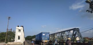 Jembatan Juwana penghubung Kabupaten Pati-Rembang yang dilewati kendaraan muatan besar
