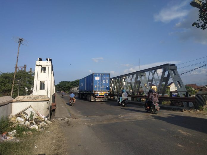 Jembatan Juwana penghubung Kabupaten Pati-Rembang yang dilewati kendaraan muatan besar