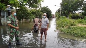 Warga bercengkrama dengan personel TNI di Desa Lengkong, Kecamatan Batangan (dok Lengkongbatangandesa)