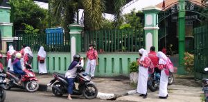 Sejumlah siswa SMP 8 Pati, menunggu jemputan di tempat yang disediakan