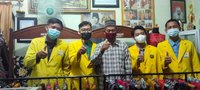 Mahasiswa UNNES Mini Riset Batik Bakaran di Kecamatan Juwana