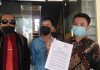 Imron (tengah) beserta LBH Perisai di Polres Pati,