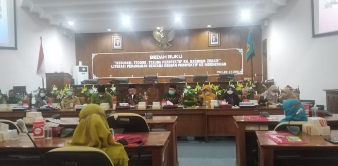 Bedah Buku Tatsunami, Teodisi, Trauma Perspektif KH Maemoen Zubair penanganan pasca bencana melalui perspektif ke-Indonesiaan di DPRD Pati Bedah Buku Tatsunami, Teodisi, Trauma Perspektif KH Maemoen Zubair penanganan pasca bencana melalui perspektif ke-Indonesiaan di DPRD Pati