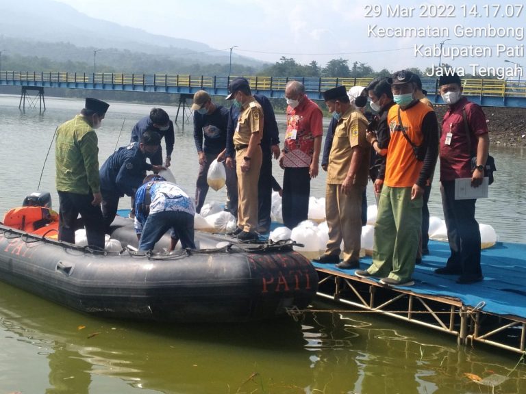 Wagub Jateng Tebar 30 Ribu Bibit Ikan Nila di Waduk Seloromo