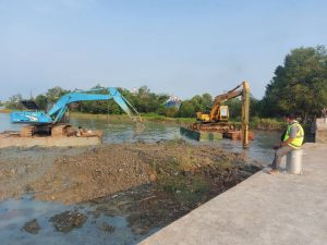 Seorang konsultan pengawas paket pekerjaan lanjutan kolam tambat kapal di kawasan Pulau Seprapat Juwana, harus mencermati pergerakan ponton untuk ekskavator ''lengan panjang'' yang sempat mengalami kebocoran.(Foto:SN/dok-liq)