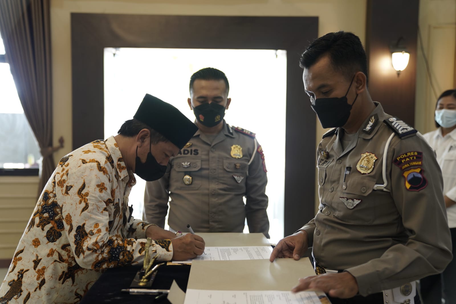 Penandatanganan Berita Acara Standar Pelayanan Publik untuk SKCK dan SIM Polres Pati dengan Aliansi Masyarakat.(Foto:SN/dok-no)