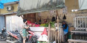 Pedagang kembang di Pasar Puri Baru