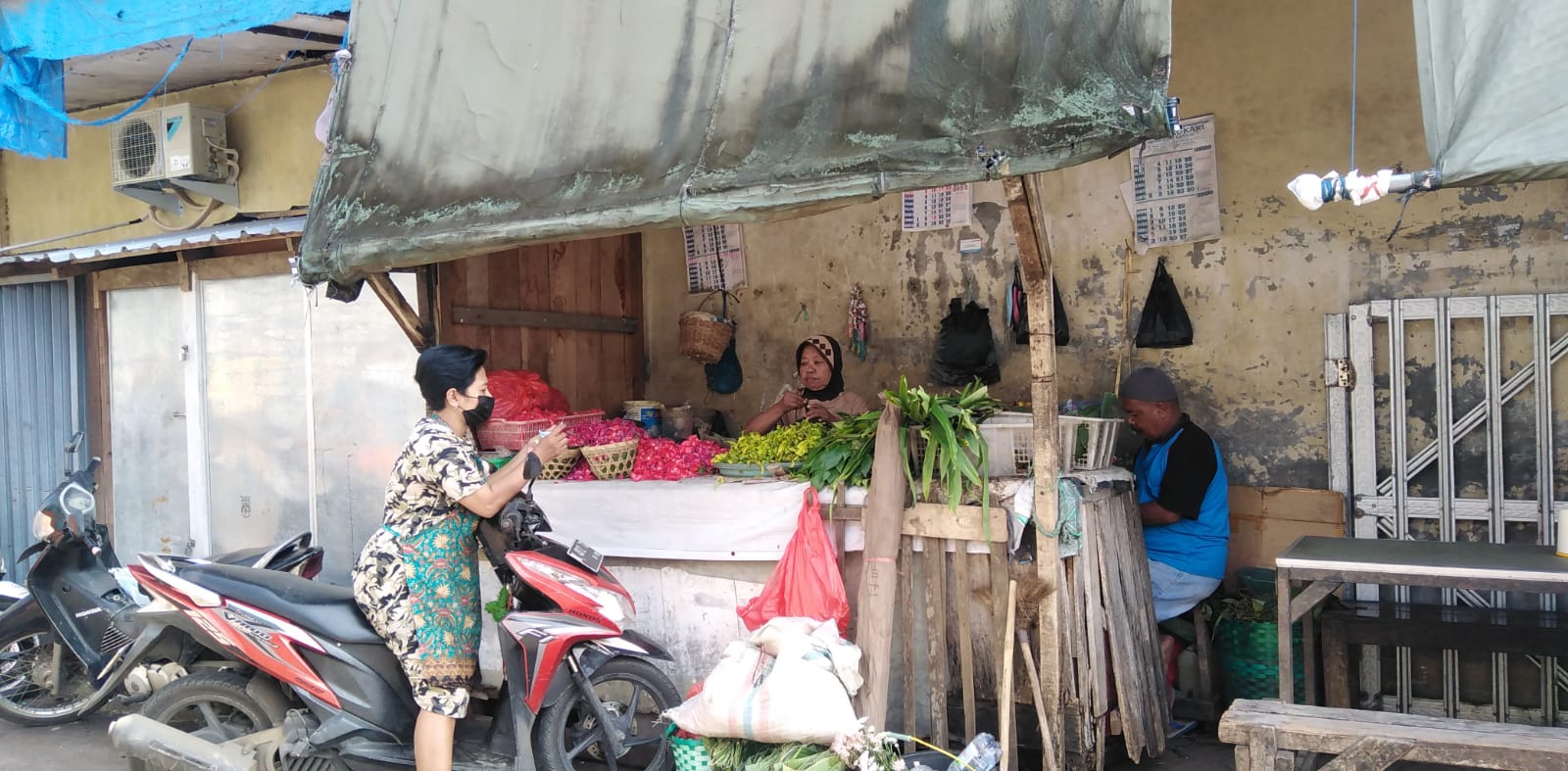 Pedagang kembang di Pasar Puri Baru