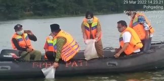 Saat Wakil Gubernur Jawa Tengah Taj Yasin Maimoen bersama Bupati Haryanto, Selasa (29/Maret) 2022 siang lalu menebar 30.000 benih ikan nila di perairan Waduk Seloromo, di Desa/Kecamatan Gembong.(Foto:SN/dok-tik)