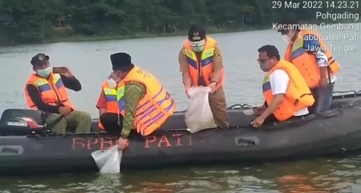 Saat Wakil Gubernur Jawa Tengah Taj Yasin Maimoen bersama Bupati Haryanto, Selasa (29/Maret) 2022 siang lalu menebar 30.000 benih ikan nila di perairan Waduk Seloromo, di Desa/Kecamatan Gembong.(Foto:SN/dok-tik)