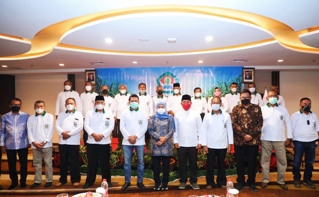 Foto bersama Gubernur Jawa Timur, Khofifah, HM Arum Sabil, beserta jajaran Pengurus APTRI (Foto:istimewa/pemprov-jatim)