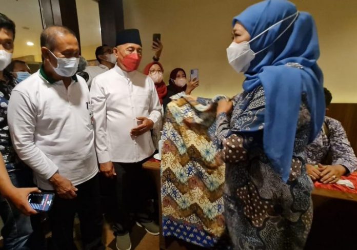 Gubernur Jawa Timur Khofifah Indar Parawansa saat memberikan kenangan batik khas Samarinda kepada DPP APTRI.