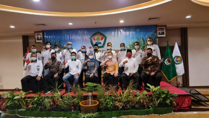 Foto bersama usai Musyawarah Nasional (Munas) ke 2 Dewan Pimpinan Pusat (DPP) Asosiasi Petani Tebu Rakyat Indonesia (APTRI)