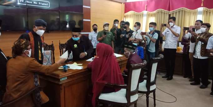 Bupati Jepara Dian Kristiandi saat mengunjungi proses pencatatan nikah