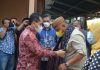 Sekda Jepara Edy Sujatmiko saat mengalungkan syal tenun Troso kepada Gubernur Gorontalo Rusli Habibie.(Foto:SN/dok-hp)