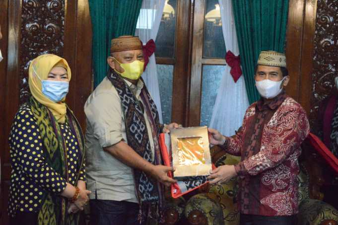 Sekda Jepara Edy Sujatmiko saat menyerahkan cinderamata batik Jepara kepada Gubernur Gorontalo, Rusli Habibie.(Foto:SN/dok-hp)